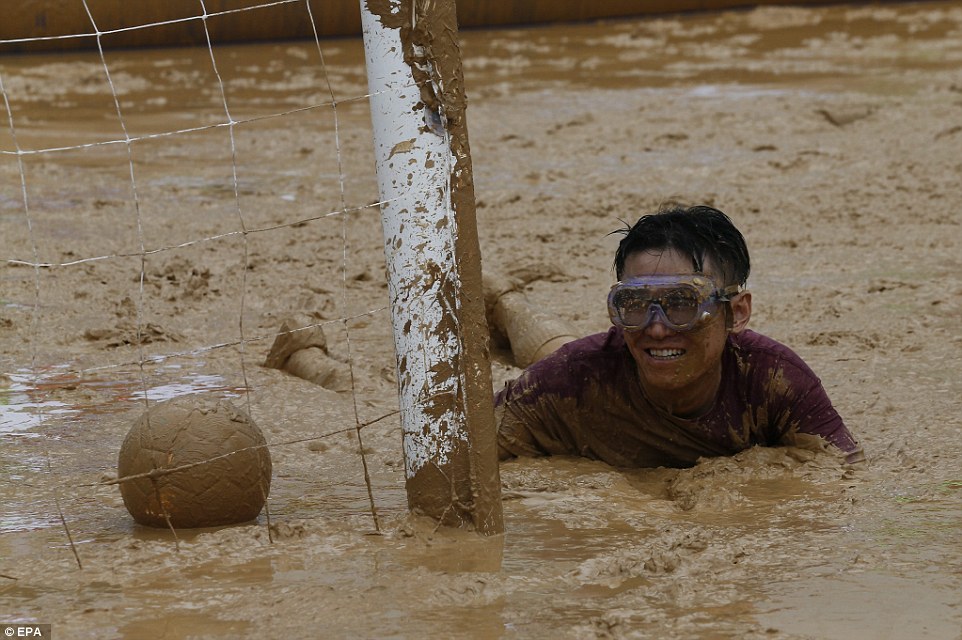 بەوێنە.. تۆپی پێی نێو قوڕولیتە لە جیهاندا بەرەو گەشەسەندن دەچێت